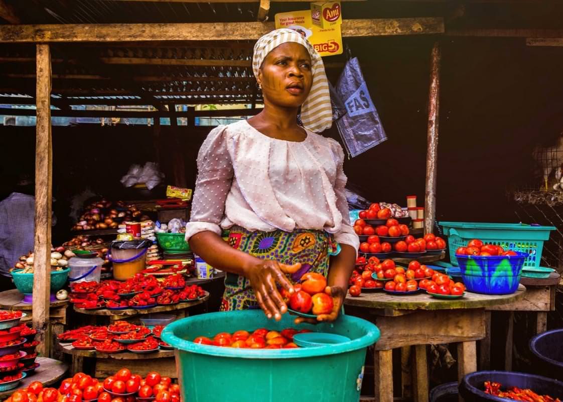 donna vende pomodori