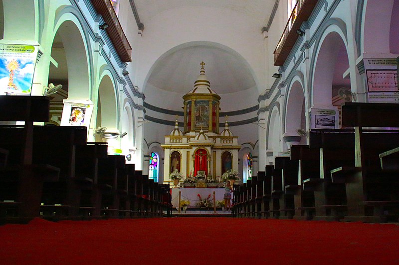 interior de la catedral de la santisima trinidad a pocas horas de la celebracion del domingo de resurreccion