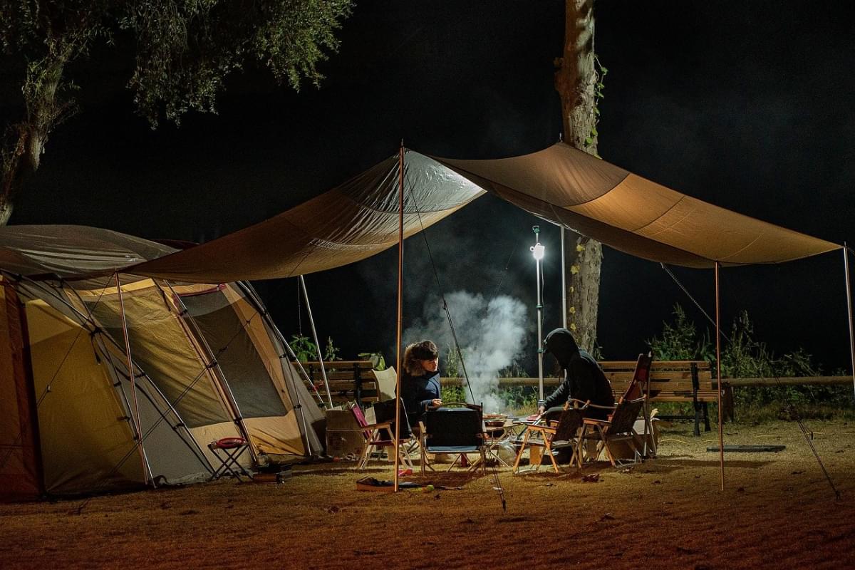 persone campeggio tenda 1