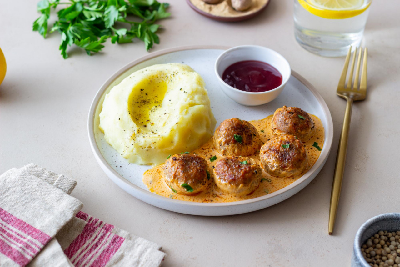swedish meatballs cream sauce potatoes lingonberry sauce swedish cuisine recipe