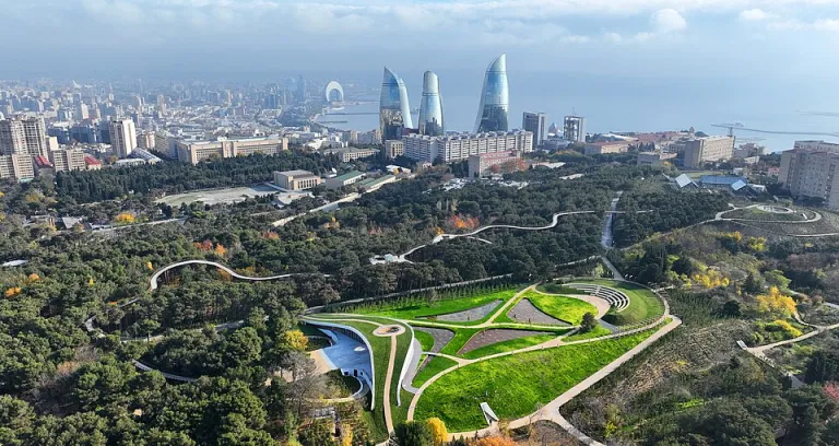 Baku Botanical Garden e flame towers