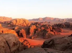 Deserto Wadi Rum, Giordania: dove si trova, come arrivare e cosa vedere