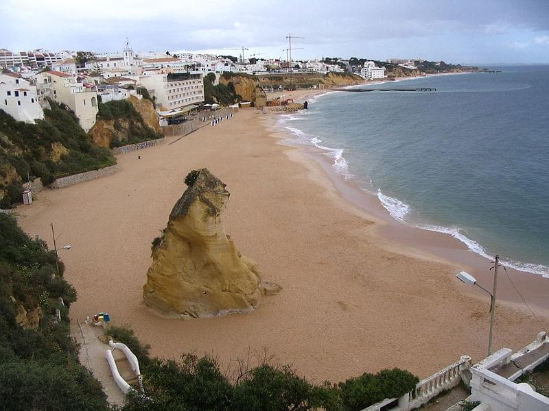 albufeira strand in april