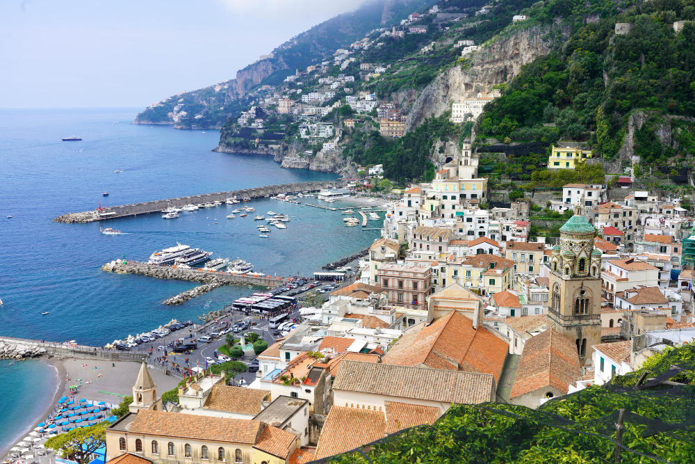 splendida vista dall alto della citta di amalfi con l alto campanile antico chiesa costiera amalfitana italia