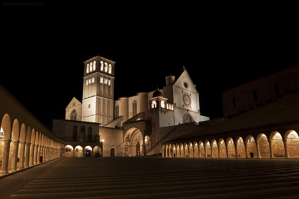 assisi notturna piazza basilica superiore e inferiore