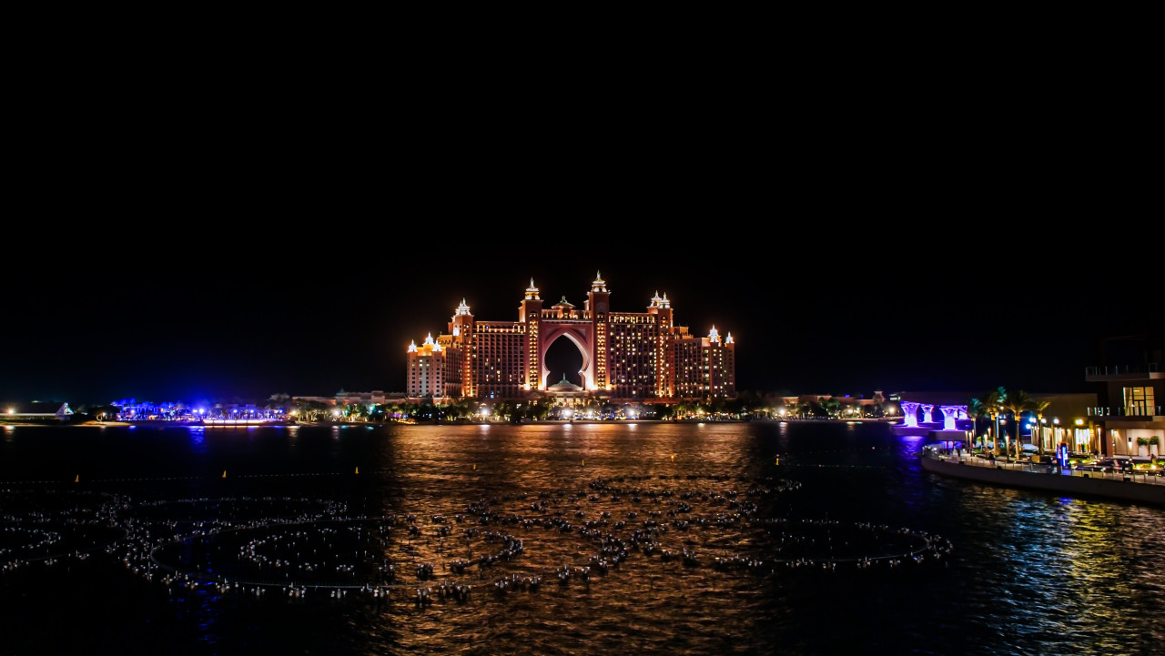 atlantis palm dubai multi million dollar atlantis resort hotel theme park palm jumeirah island dubai view from pointe dubai