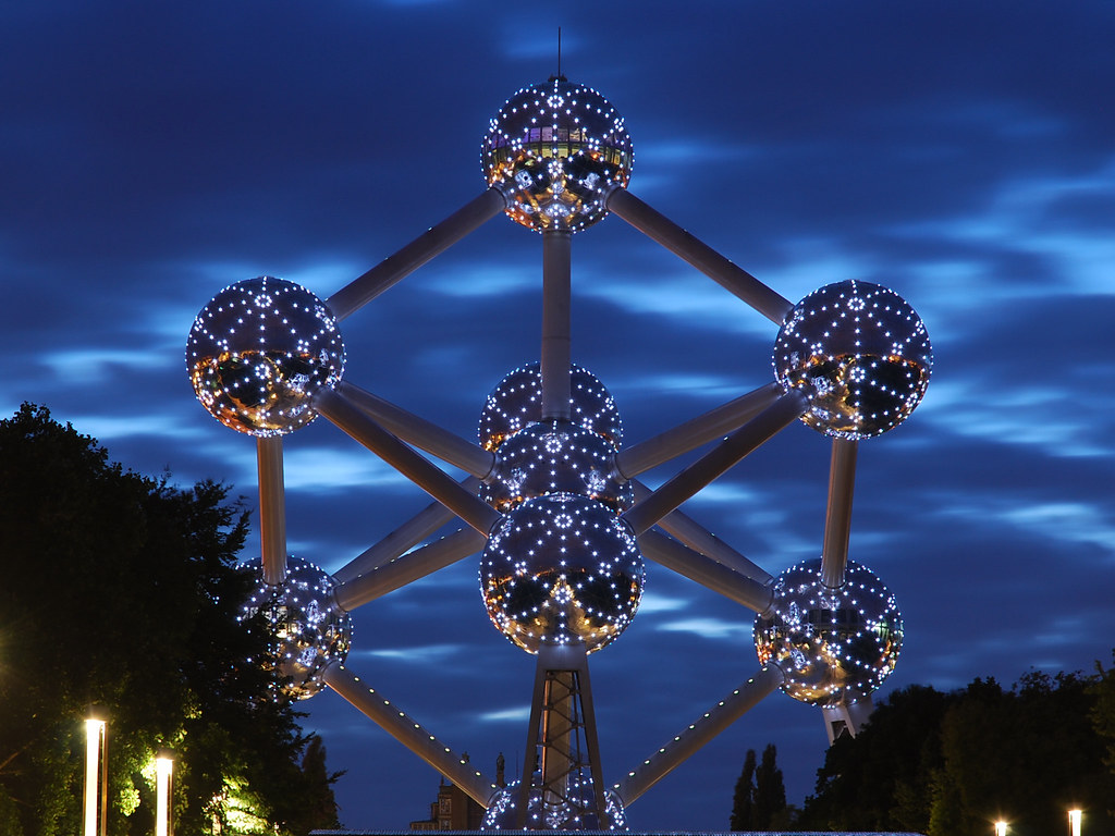 atomium by night