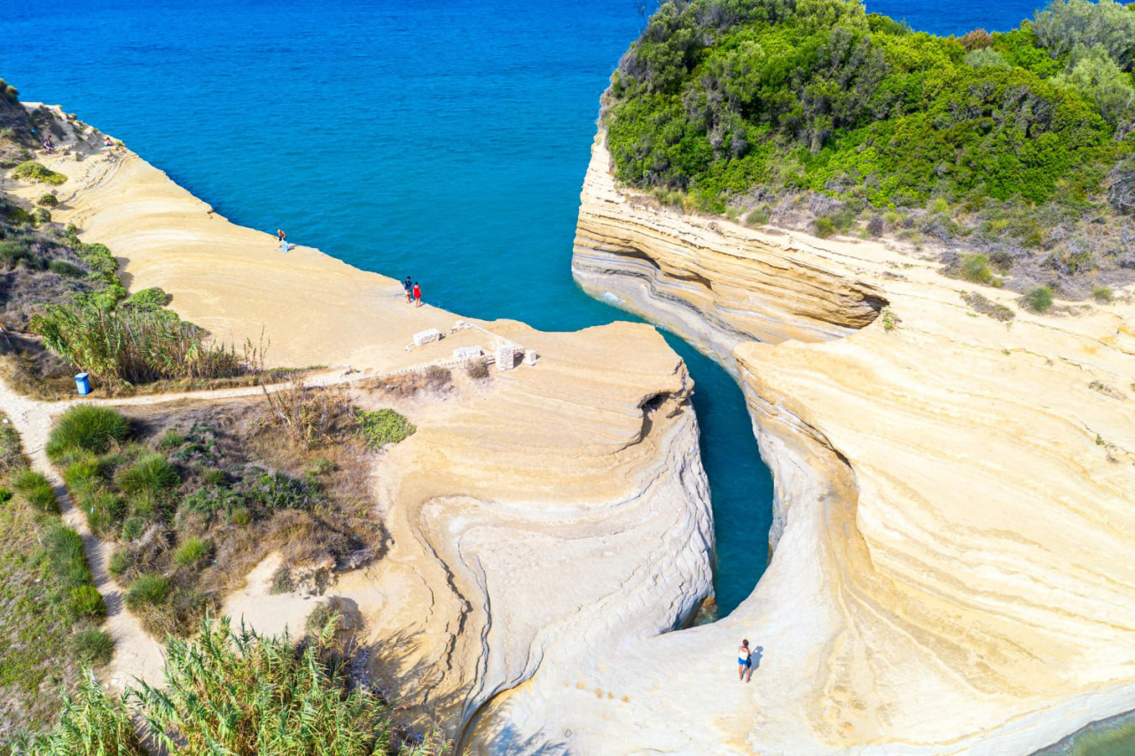 vista aerea del drone del canale damour nell isola di sidari corfu in grecia