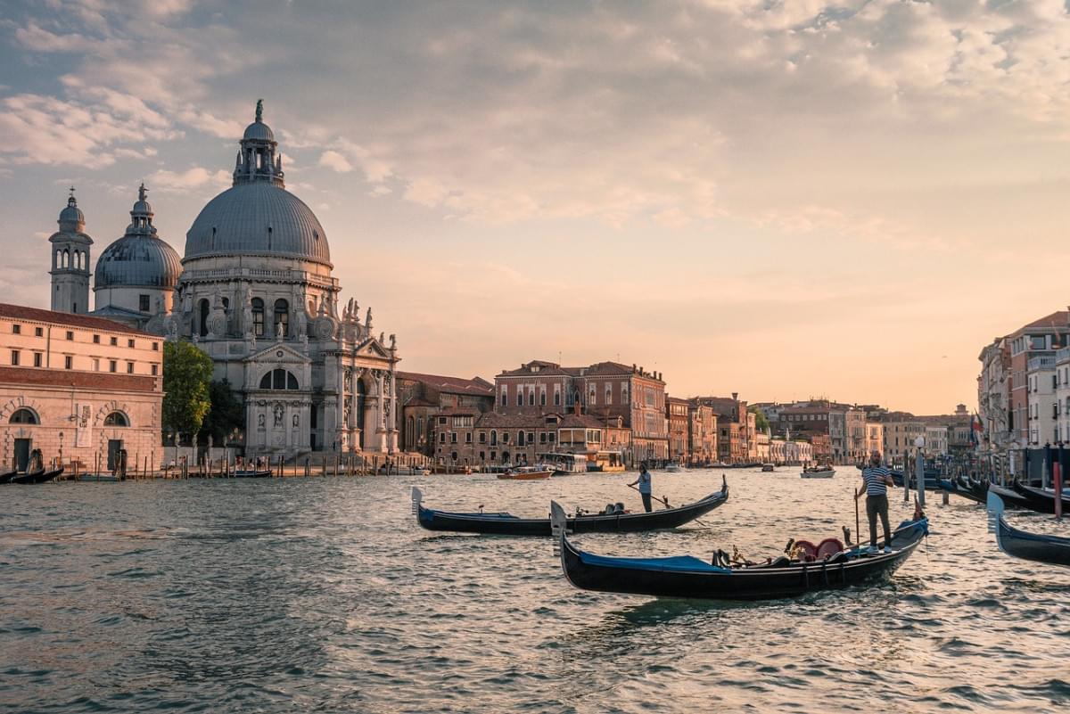 canale venezia gondole italia 6