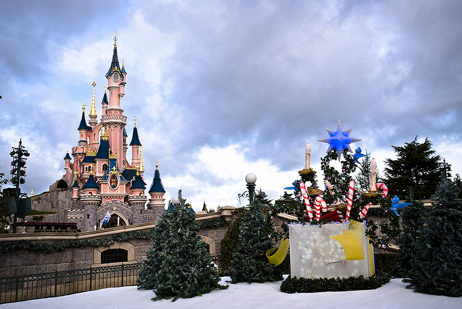 castillo disneyland christmas