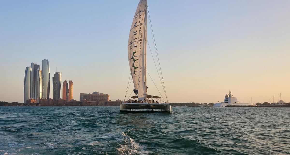 catamarano abu dhabi barca a vela