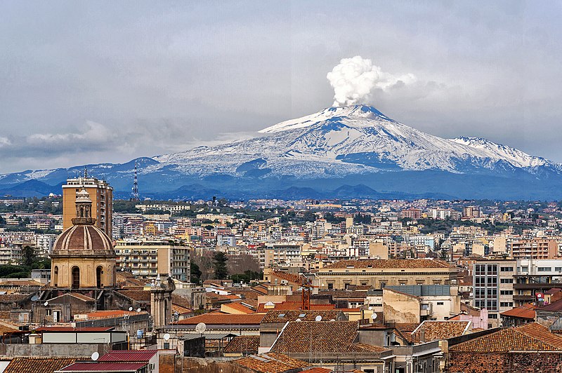 catania vista dall alto e il vulcano etna a sovrastarla