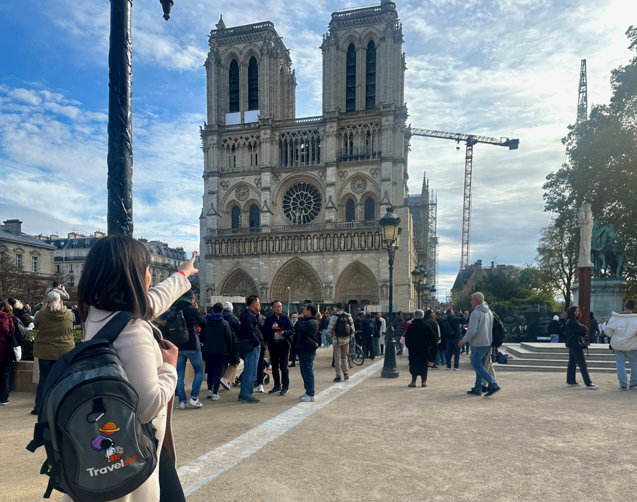 foto orizzontale davanti alla cattedrale di notre dame