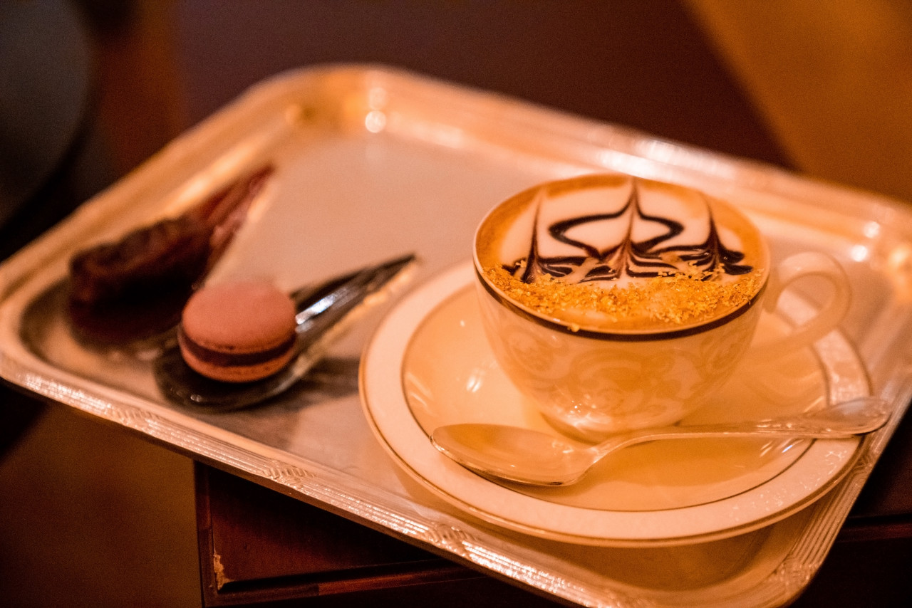 cup golden cappuccino abu dhabi coffee with gold decoration uae united arab emirates 1