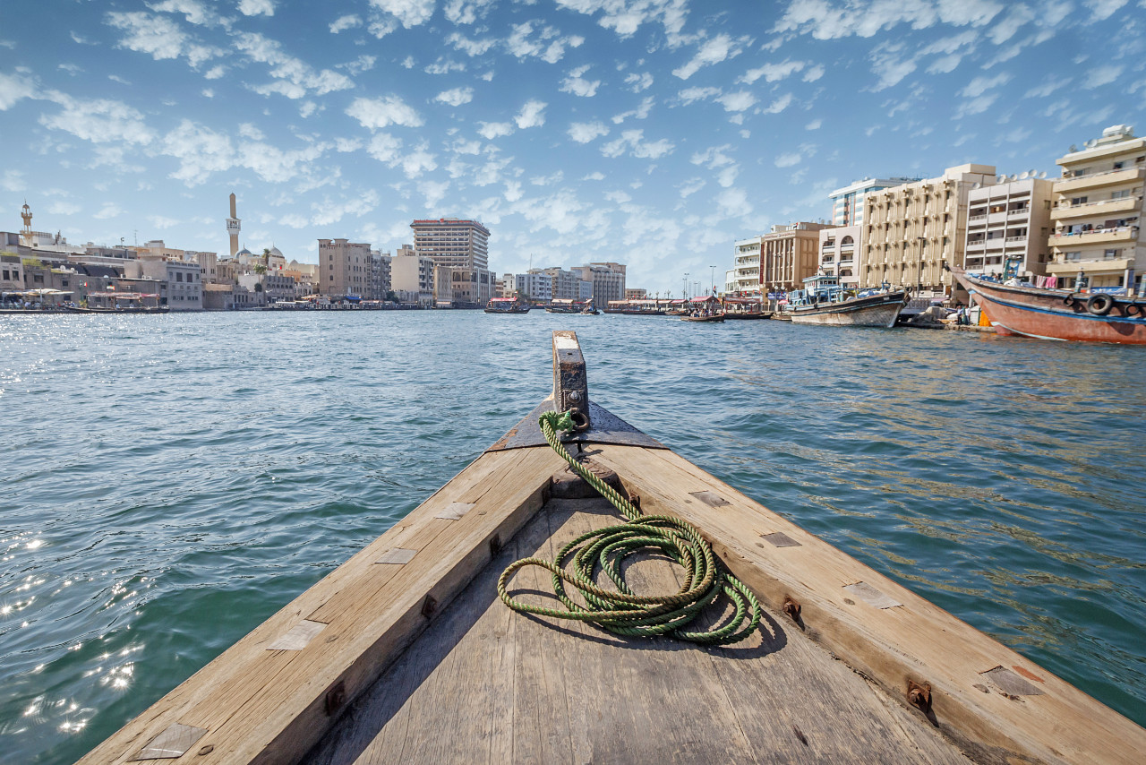 dubai uae boats bay creek view traditional arabic buildings al fahidi historical district bastakiya