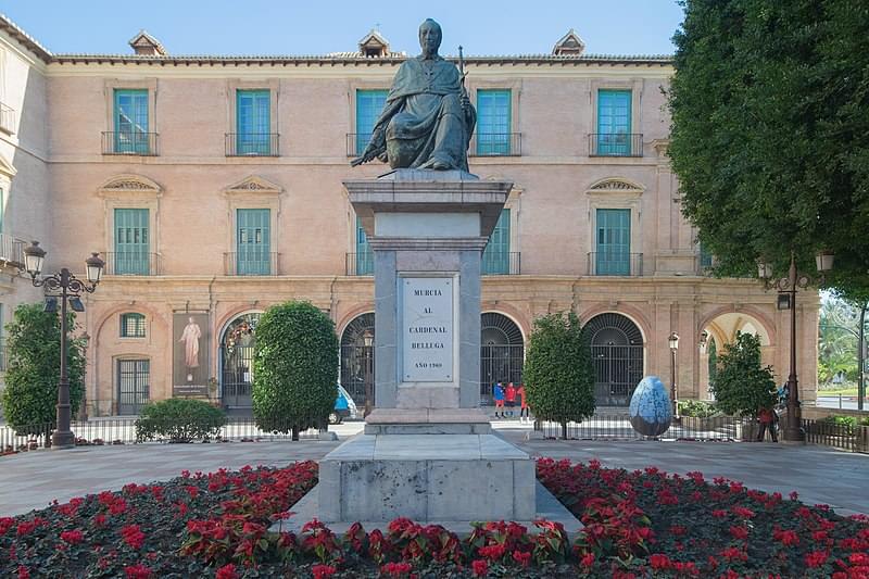 estatua del cardenal belluga