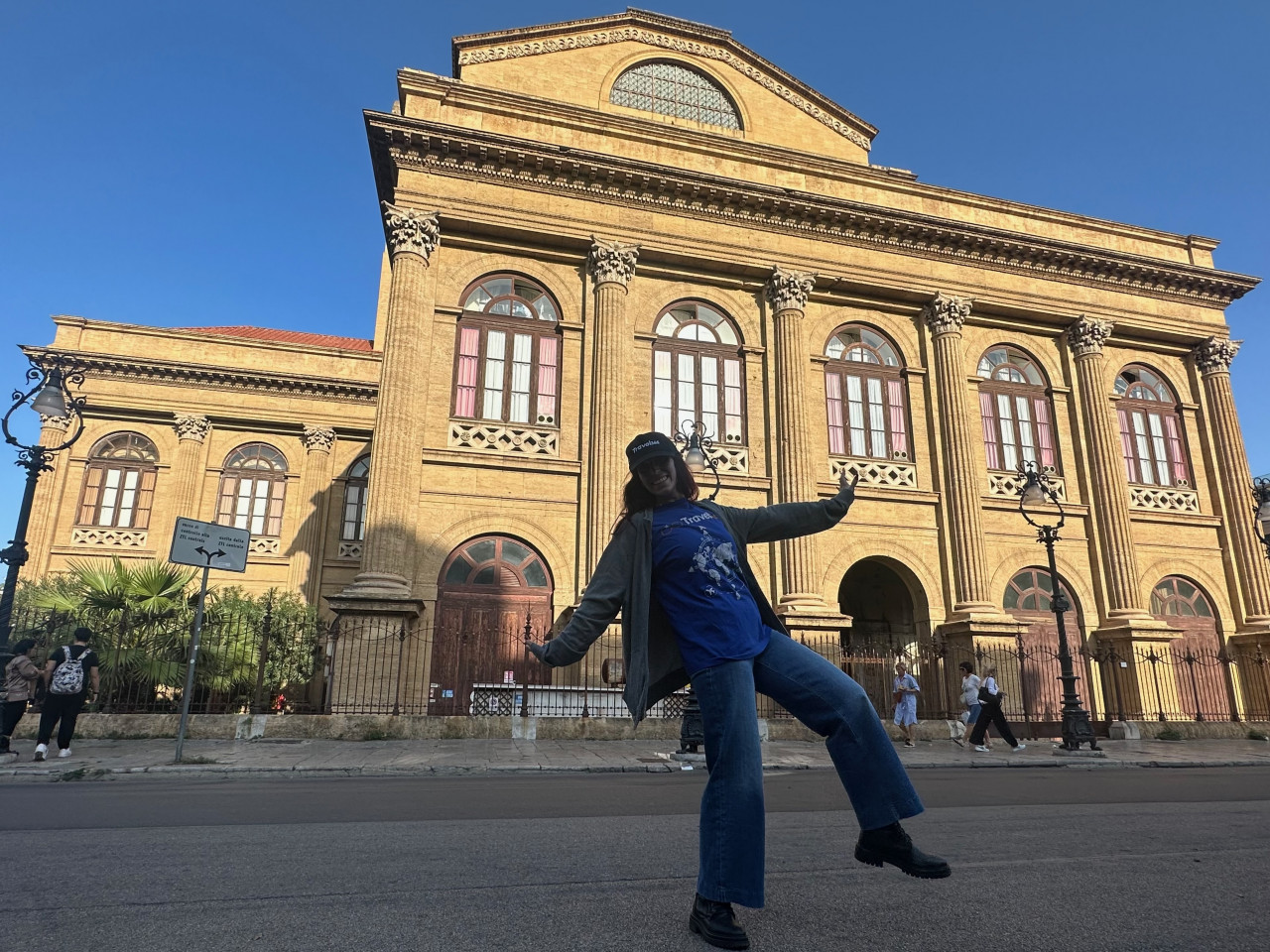 foto orizzontale davanti al teatro politeama 4