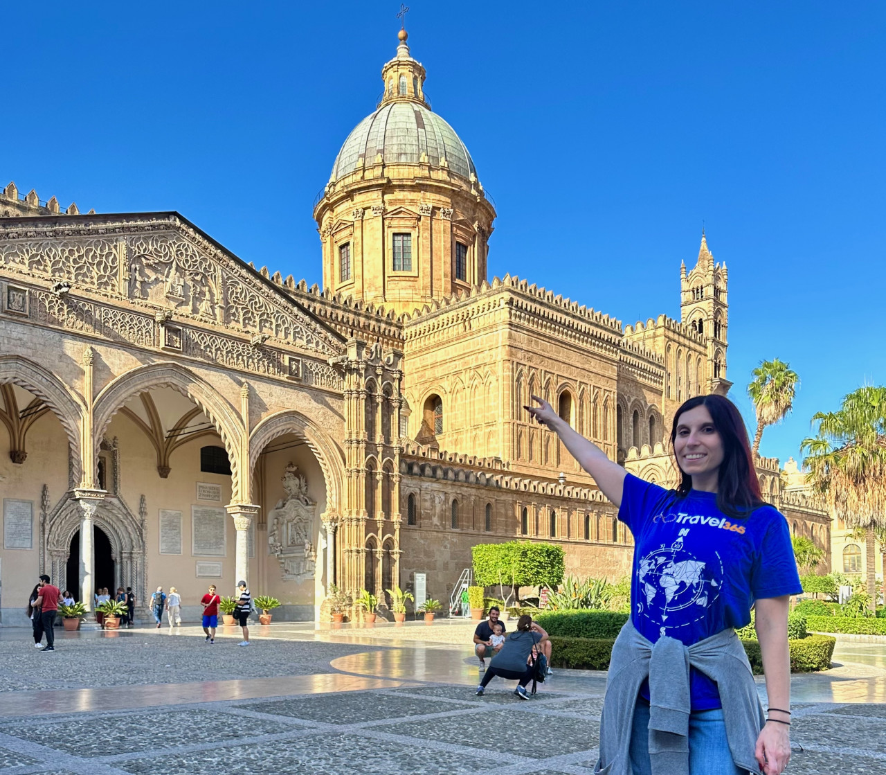 foto orizzontale davanti alla cattedrale di palermo