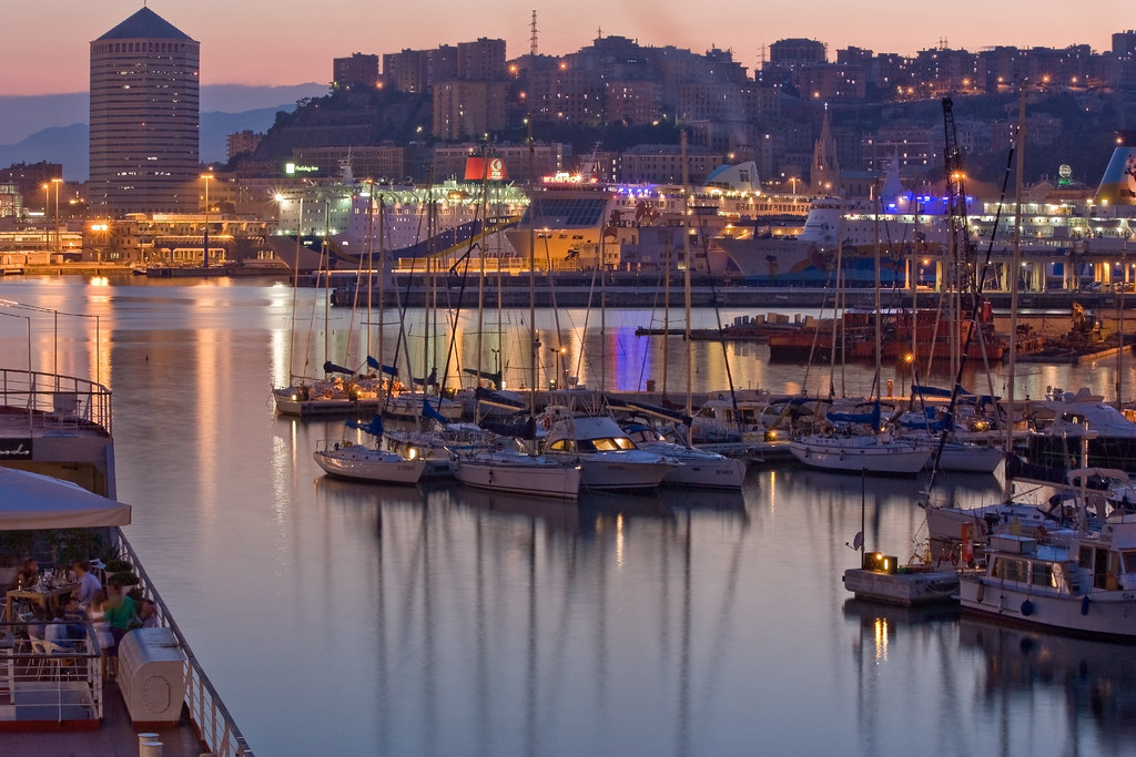 genova e il suo porto di sera