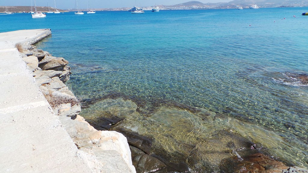 luftbild zeigt urlauber beim schwimmen im mittelmeer am monastiri strand im golf von naoussa griechenland