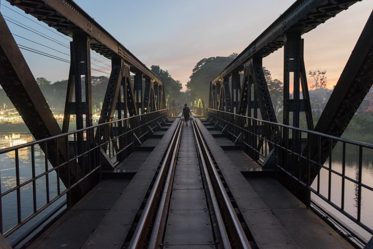 kanchanaburi ferrovia tramonto tailandia ponte