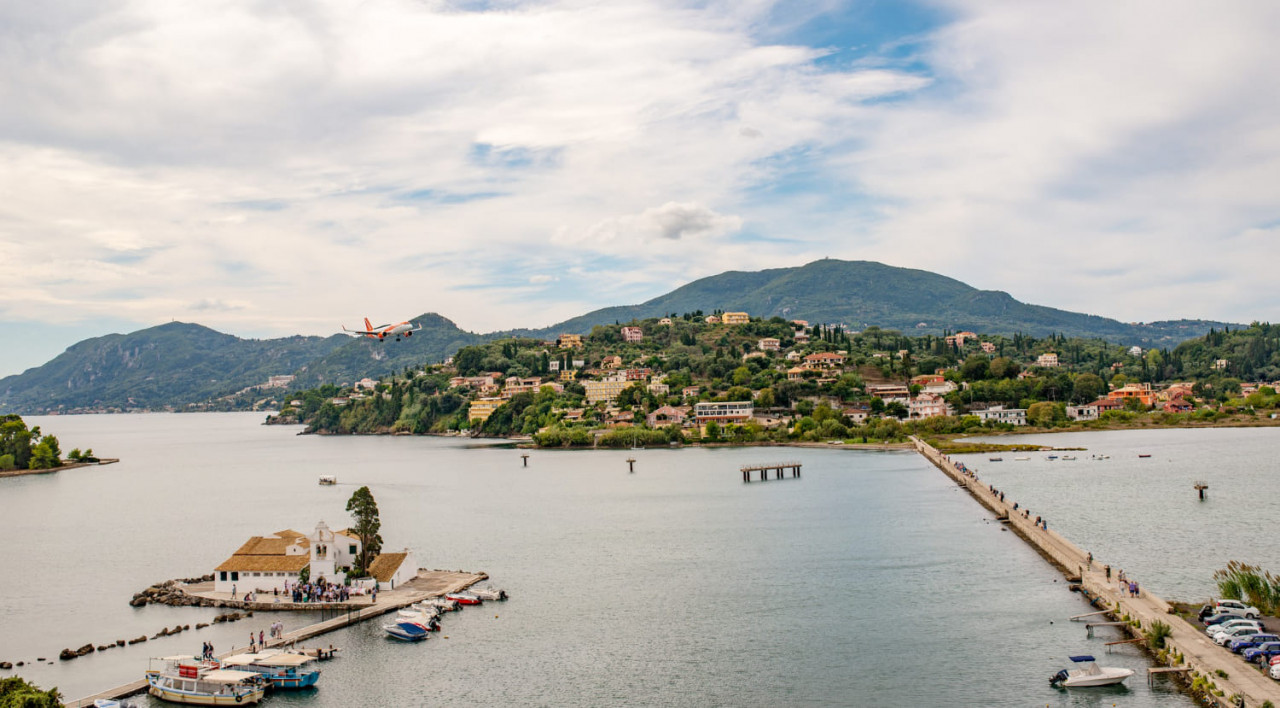 la laguna di halkiopoulos con il monastero di vlacherna e pontikonisi significa l isola del topo a corfu grecia bellissimo paesaggio della spiaggia del mar ionio