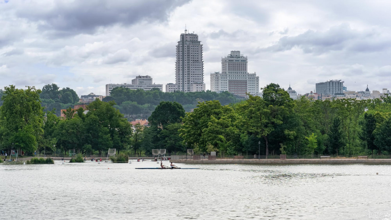 lago della casa de campo a madrid con gli alti edifici di plaza de spain sullo sfondo 1