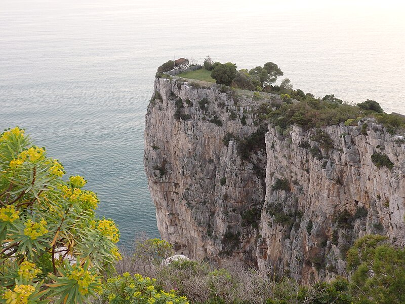 lazio parco regionale urbano monte orlando vista sull orlo della montagna spaccata