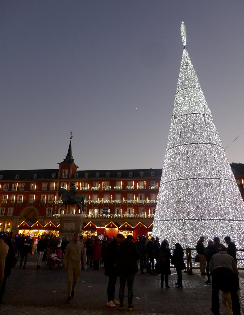 le sapin de la plaza mayor barrio sol distrito centro madrid castille espagne