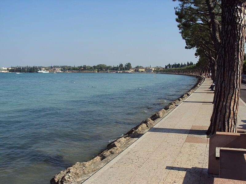 lungolago peschiera del garda