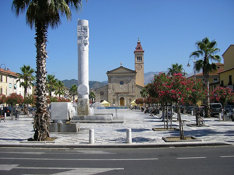 marina di carrara piazza menconi e chiesa della sacra famiglia