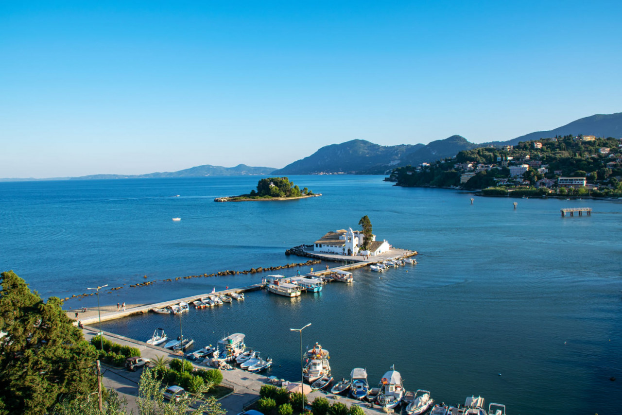 bella vista estiva del monastero di vlacherna e dell isola di ponticonisi o dell isola dei topi a kerkyra