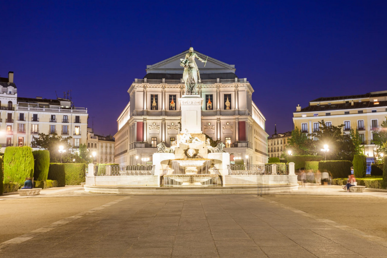 monumento a filippo iv di spagna e teatro real royal theatre importante teatro dell opera nel centro di madrid spain 1