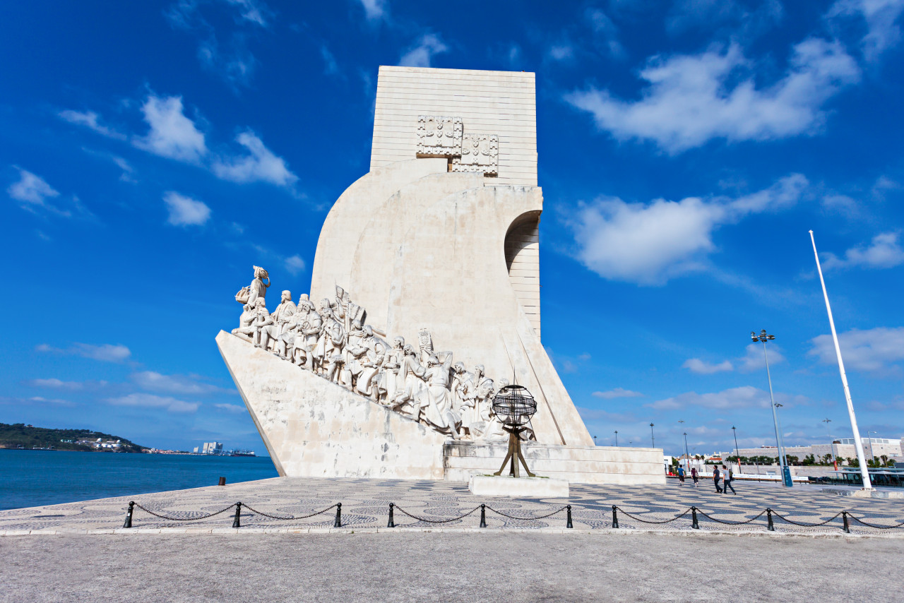 padrao dos descobrimentos monument discoveries is monument bank tagus river lisbon portugal