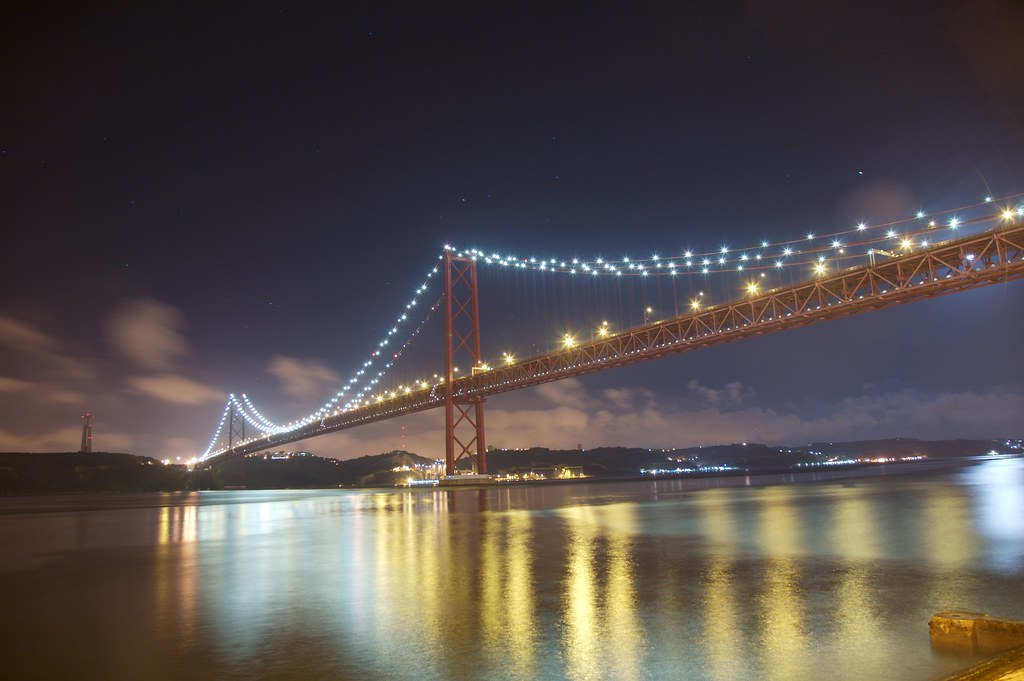 ponte sobre o tejo by night