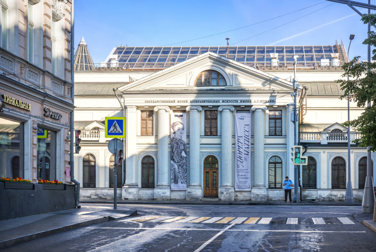 building pushkin museum moscow summer sunny morning caption pushkin state museum fine arts