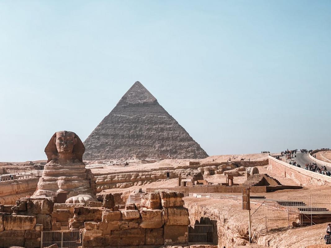 sphinx and pyramid in giza 1