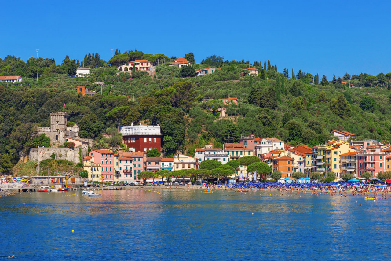 bella vista dal mare sulla spiaggia di lerici costa ligure d italia in provincia di la spezia