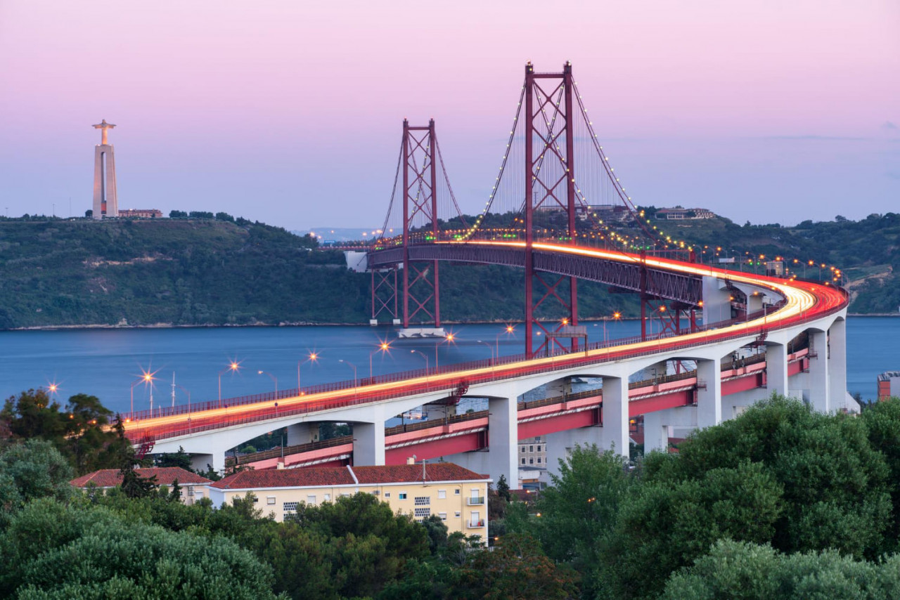 ponte di lisbona 25 de abril e statua di gesu cristo al tramonto migliore vista di lisbona in portogallo 1