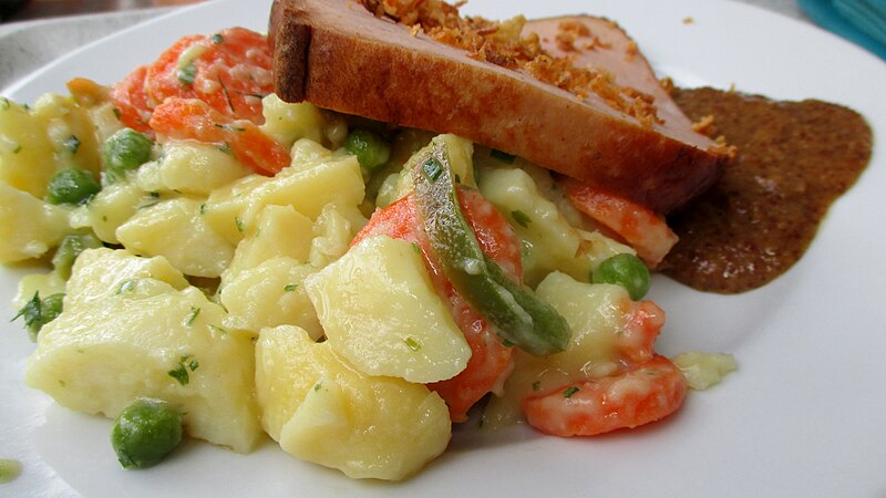 studentin in der mensa mittagessen leberkase mit sussem senf und gemischten kartoffelsalat bild 005