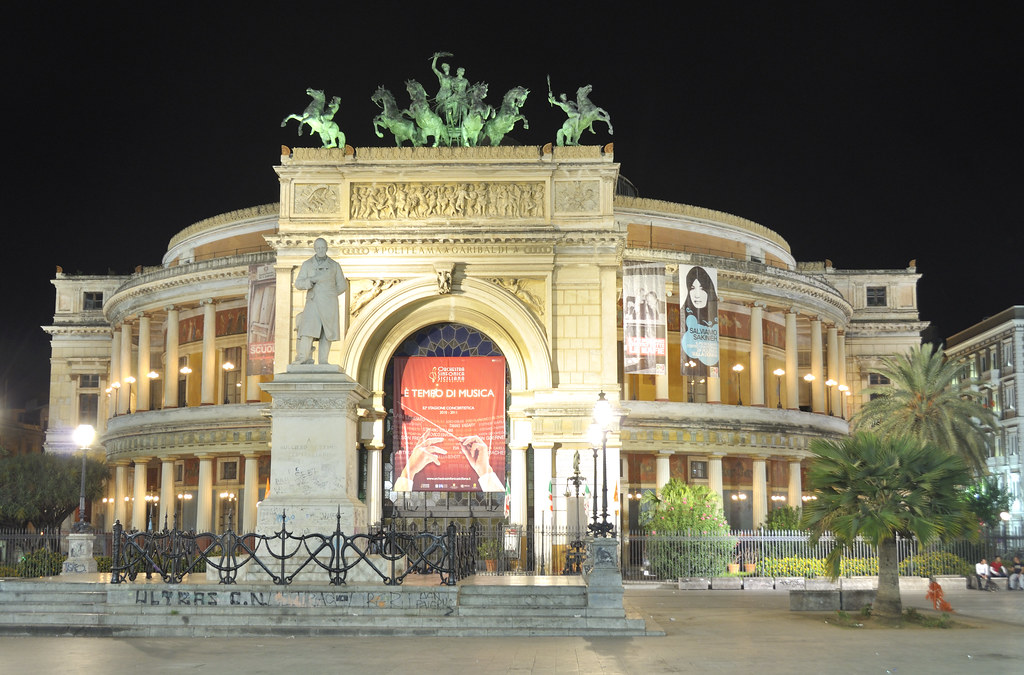 foto orizzontale davanti al teatro politeama