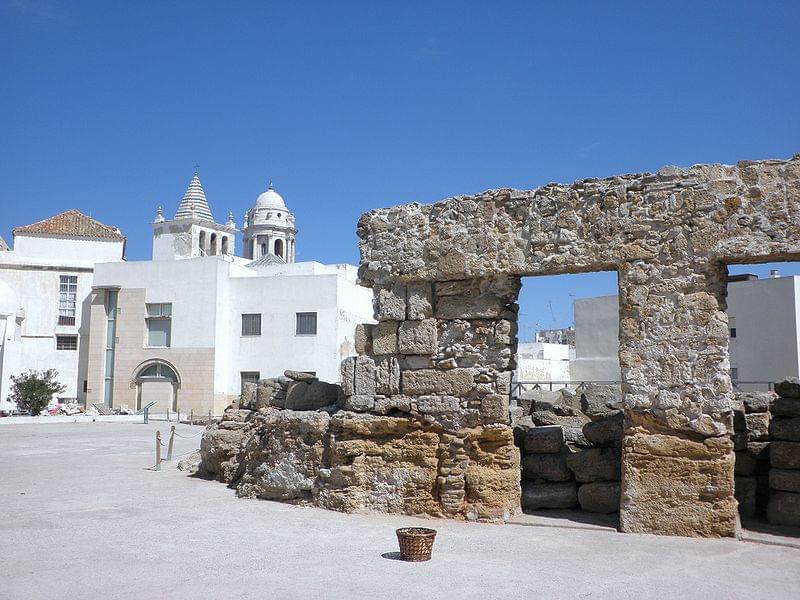 teatro romano con catedral de fondo en cadiz