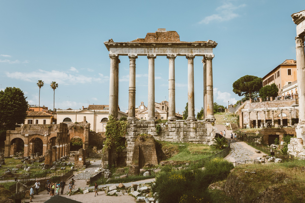 roma italia 23 giugno 2018 vista panoramica del tempio di vespasiano e tito si trova a roma all estremita occidentale del foro romano e dedicato al divinizzato vespasiano e a suo figlio il divinizzato tito