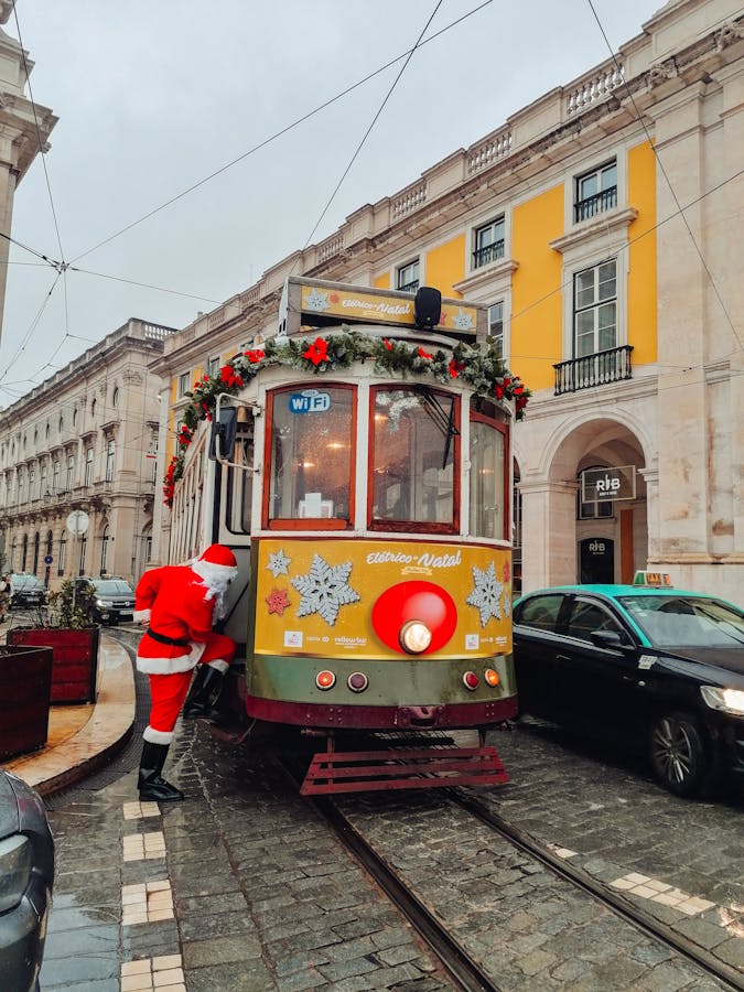 weihnachtsmann im begriff gelbe strassenbahn neben gebauden zu betreten