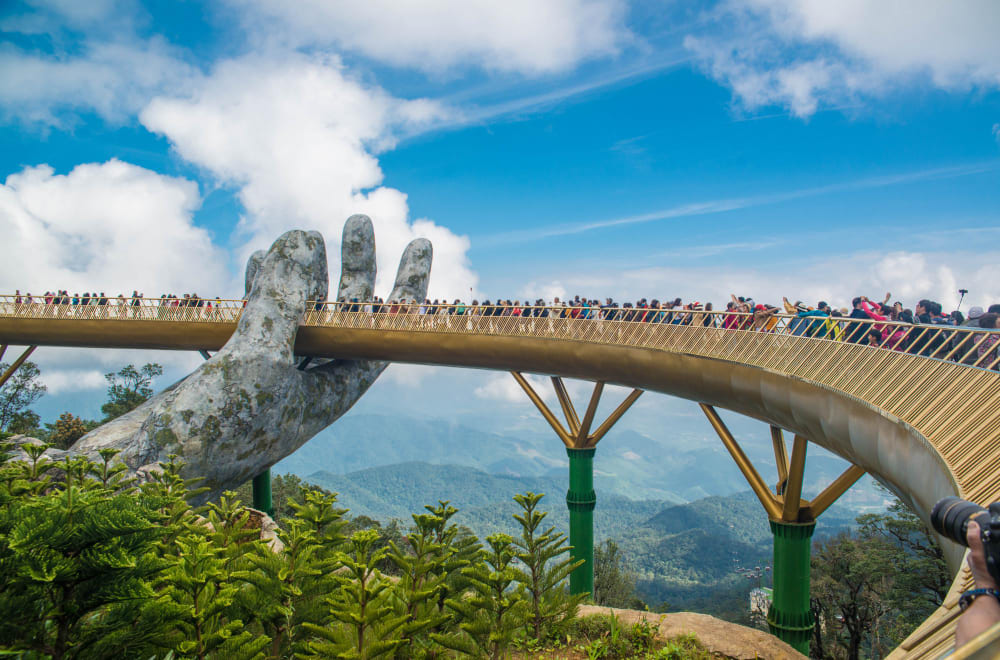 una bellissima vista del golden bridge situato nel parco sunworld ba na hills da nang vietnam