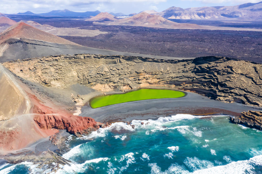 vista aerea del lago verde charco de los clicos verde vicino a el golfo sull isola di lanzarote nelle isole canarie in spagna